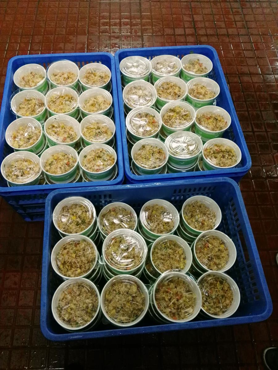 帽廠(chǎng)行政部門(mén)為員工準備的夜宵