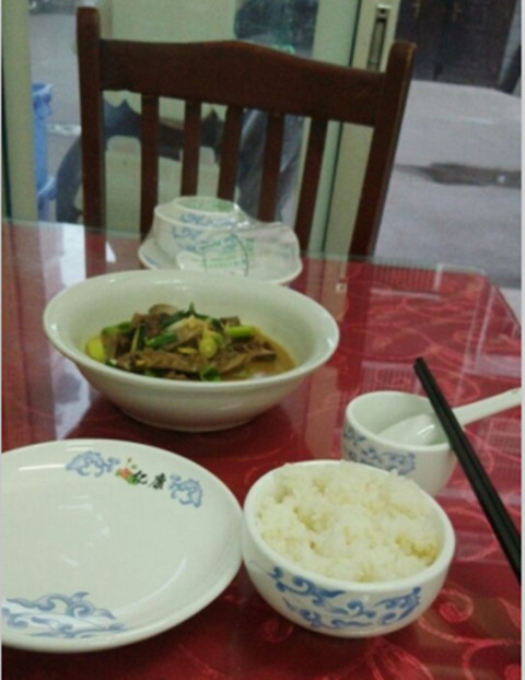 一個(gè)人，一碗飯菜，一頂情侶棒球帽子