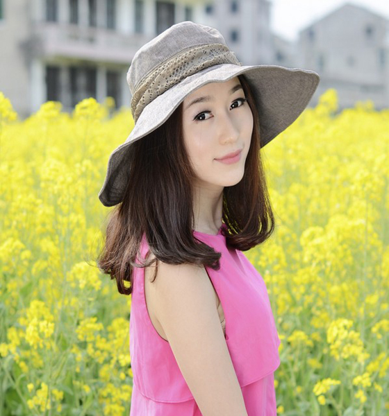 抓住秋天的尾巴，女人趕緊戴大沿遮陽(yáng)帽來(lái)臭美