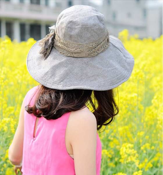 抓住秋天的尾巴，女人趕緊戴大沿遮陽(yáng)帽來(lái)臭美