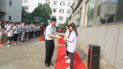 義烏帽廠(chǎng)員工穿帽廠(chǎng)廠(chǎng)服參加晨會(huì )